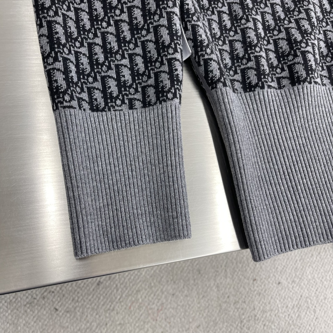 

-Dio      25ss新款开衫重新诠释了 Dio 的经典标识。采用山羊绒混纺针织面料精心制作，