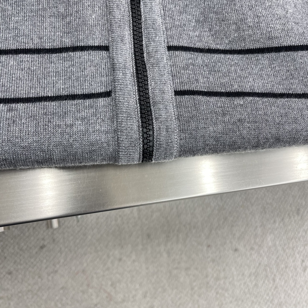 

-Dio      25ss新款开衫重新诠释了 Dio 的经典标识。采用山羊绒混纺针织面料精心制作，