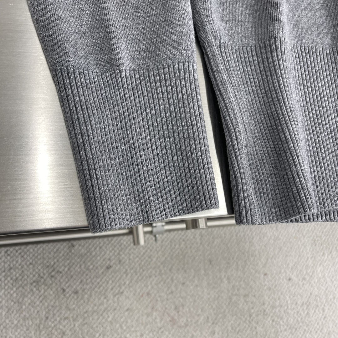 

-Dio      25ss新款开衫重新诠释了 Dio 的经典标识。采用山羊绒混纺针织面料精心制作，