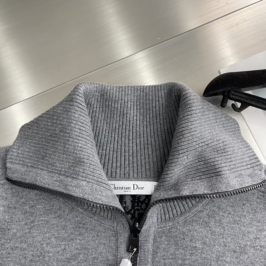 

-Dio      25ss新款开衫重新诠释了 Dio 的经典标识。采用山羊绒混纺针织面料精心制作，