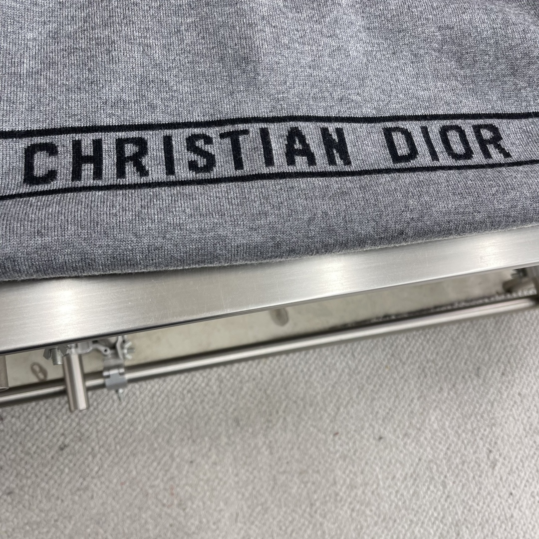 

-Dio      25ss新款开衫重新诠释了 Dio 的经典标识。采用山羊绒混纺针织面料精心制作，