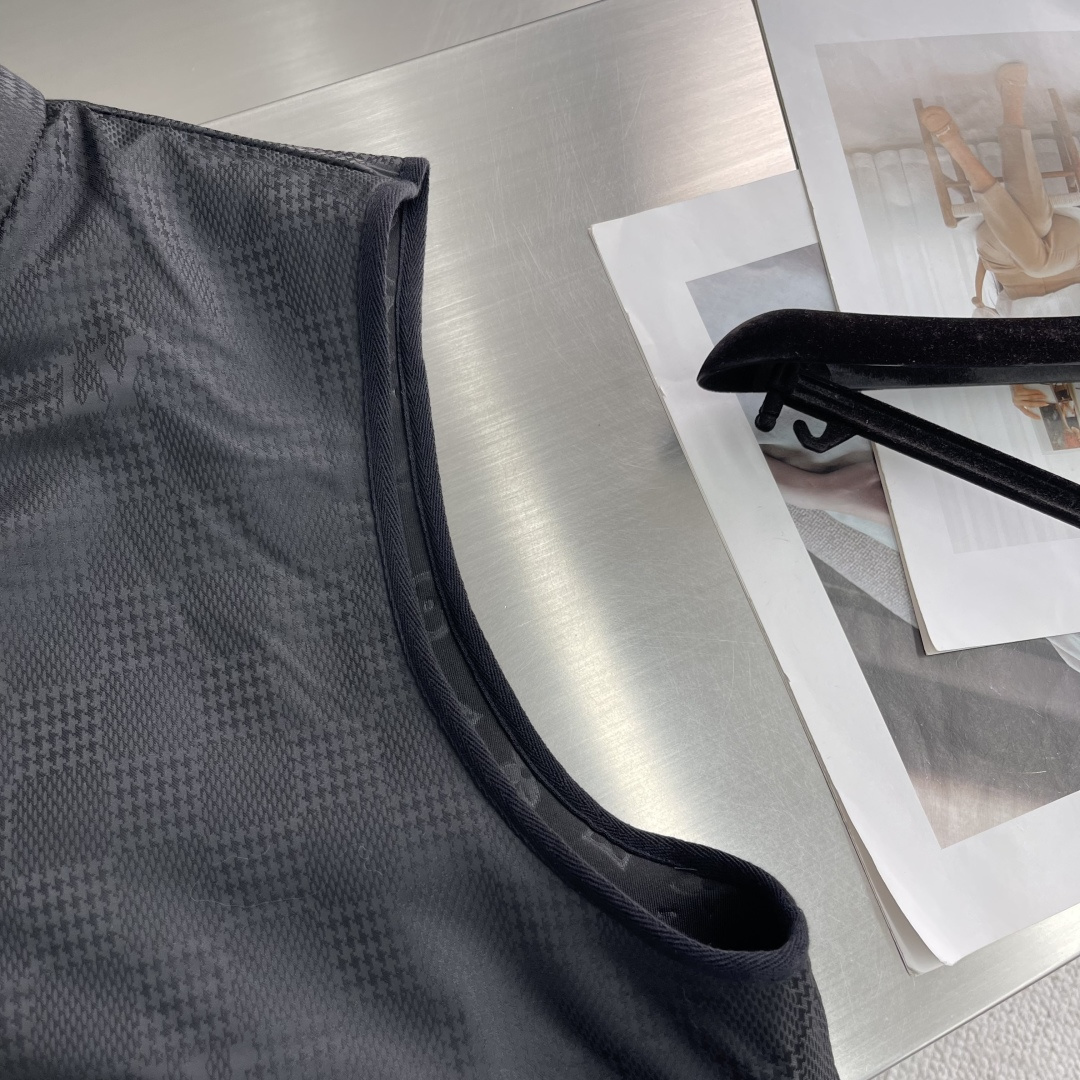 

-驴牌     25ss新款双面背心拥有轻薄衬垫，以 Monogram 绗缝图案和 Damier 提