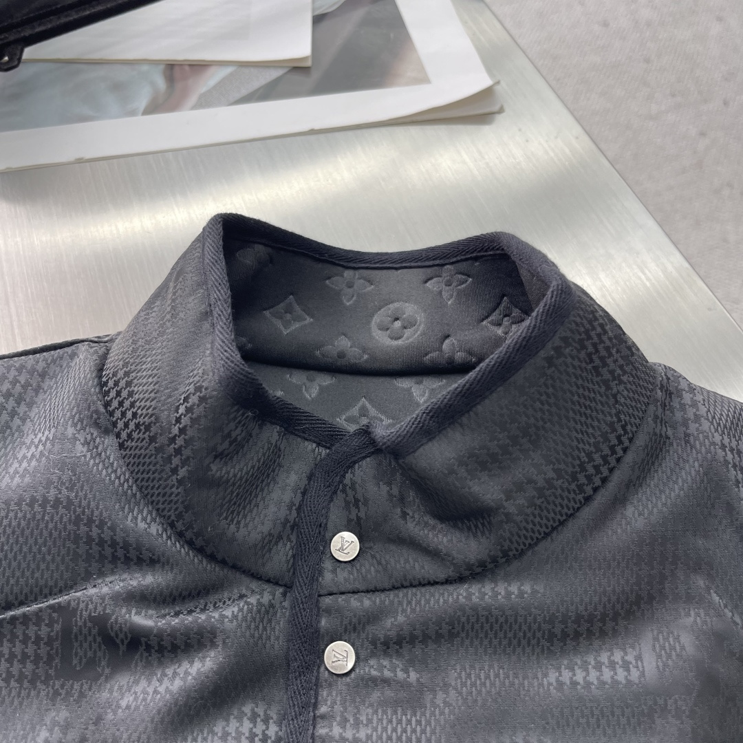 

-驴牌     25ss新款双面背心拥有轻薄衬垫，以 Monogram 绗缝图案和 Damier 提