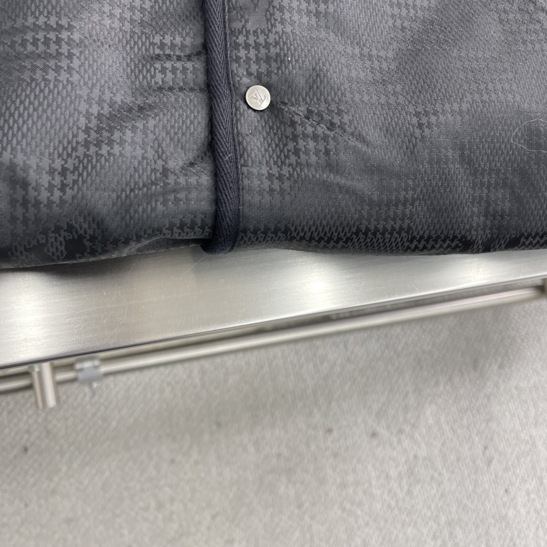 

-驴牌     25ss新款双面背心拥有轻薄衬垫，以 Monogram 绗缝图案和 Damier 提