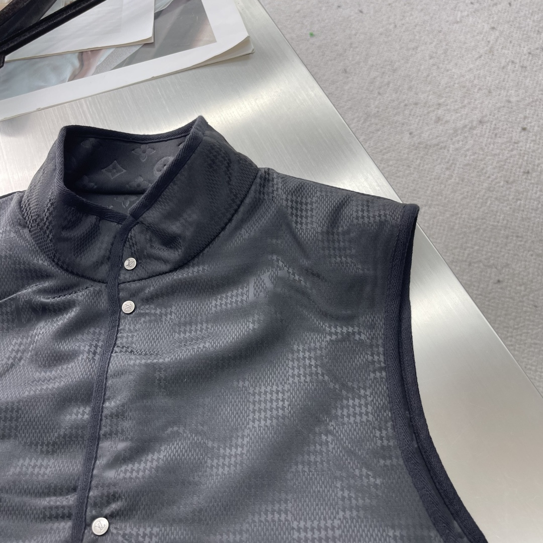 

-驴牌     25ss新款双面背心拥有轻薄衬垫，以 Monogram 绗缝图案和 Damier 提