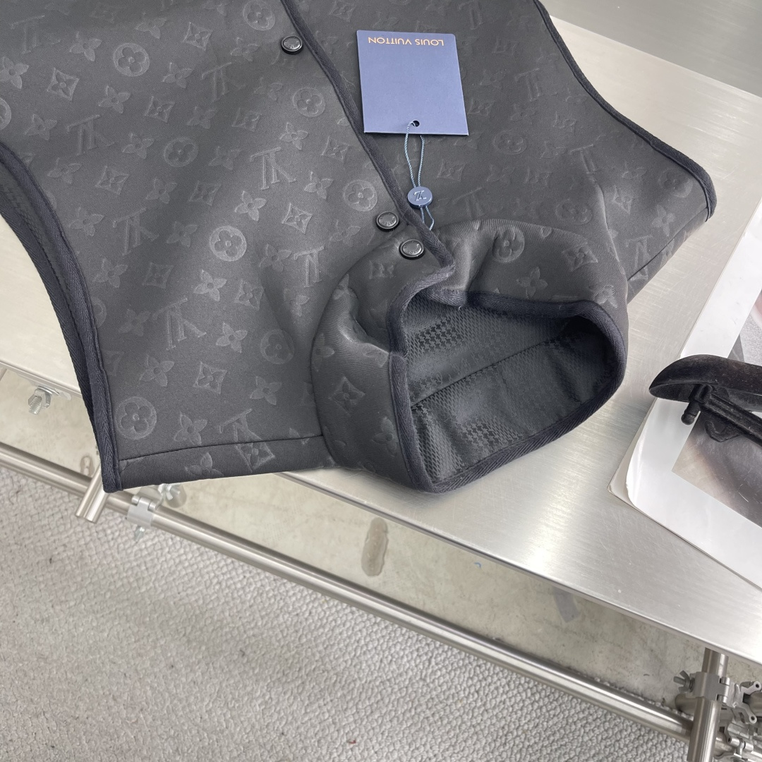 

-驴牌     25ss新款双面背心拥有轻薄衬垫，以 Monogram 绗缝图案和 Damier 提