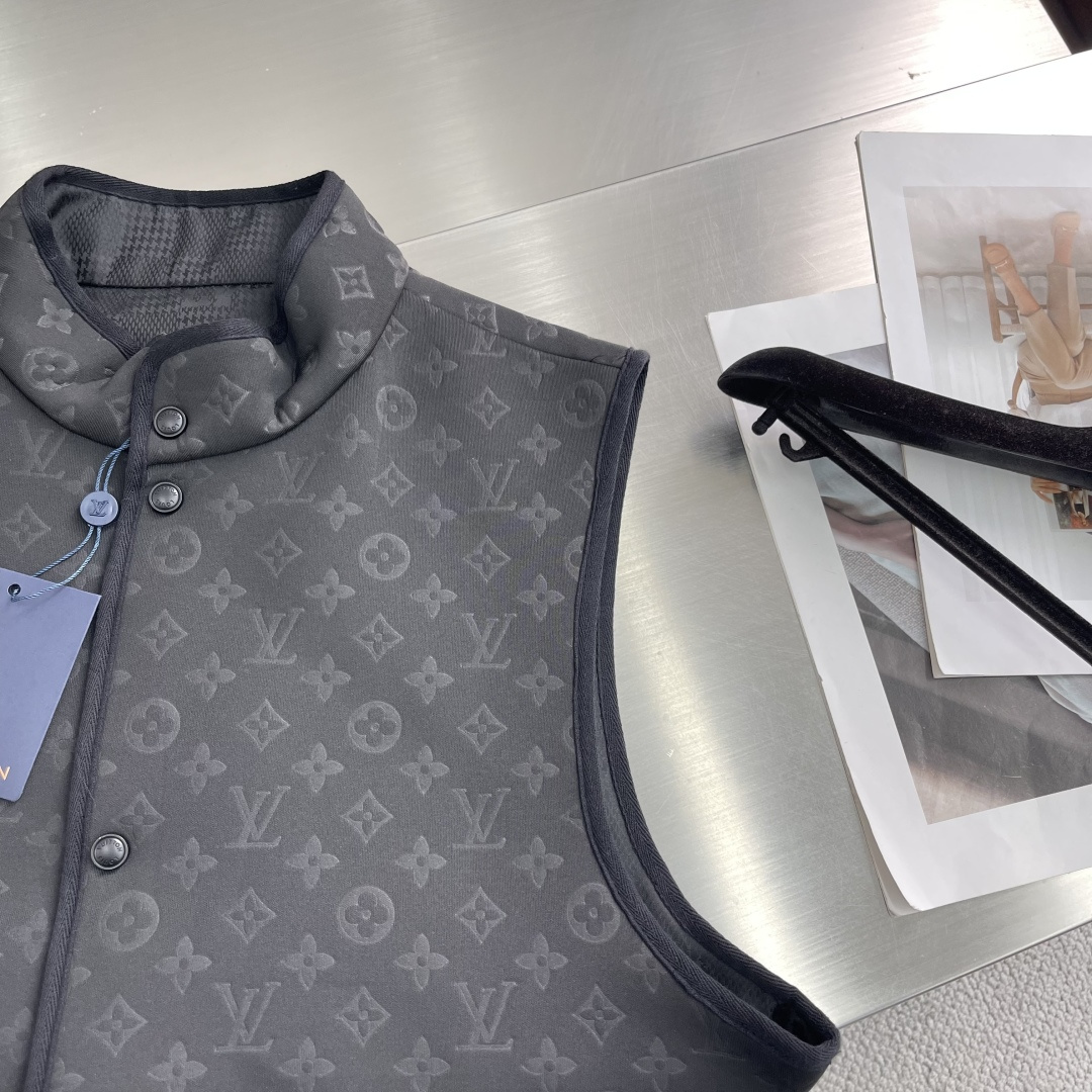 

-驴牌     25ss新款双面背心拥有轻薄衬垫，以 Monogram 绗缝图案和 Damier 提