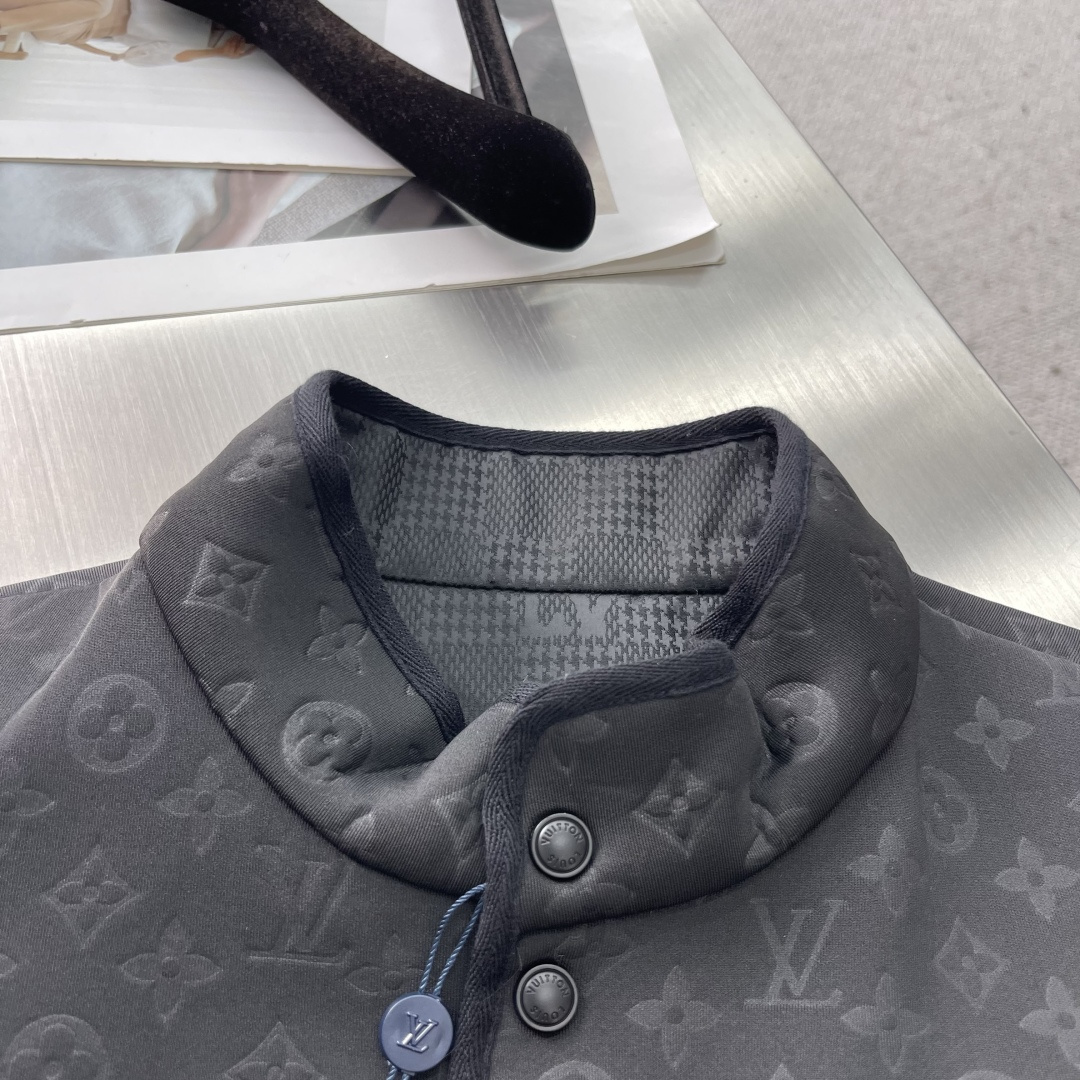 

-驴牌     25ss新款双面背心拥有轻薄衬垫，以 Monogram 绗缝图案和 Damier 提