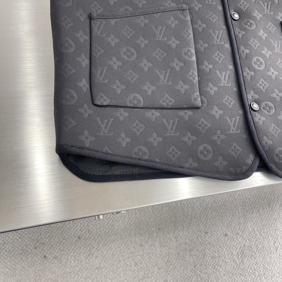 

-驴牌     25ss新款双面背心拥有轻薄衬垫，以 Monogram 绗缝图案和 Damier 提