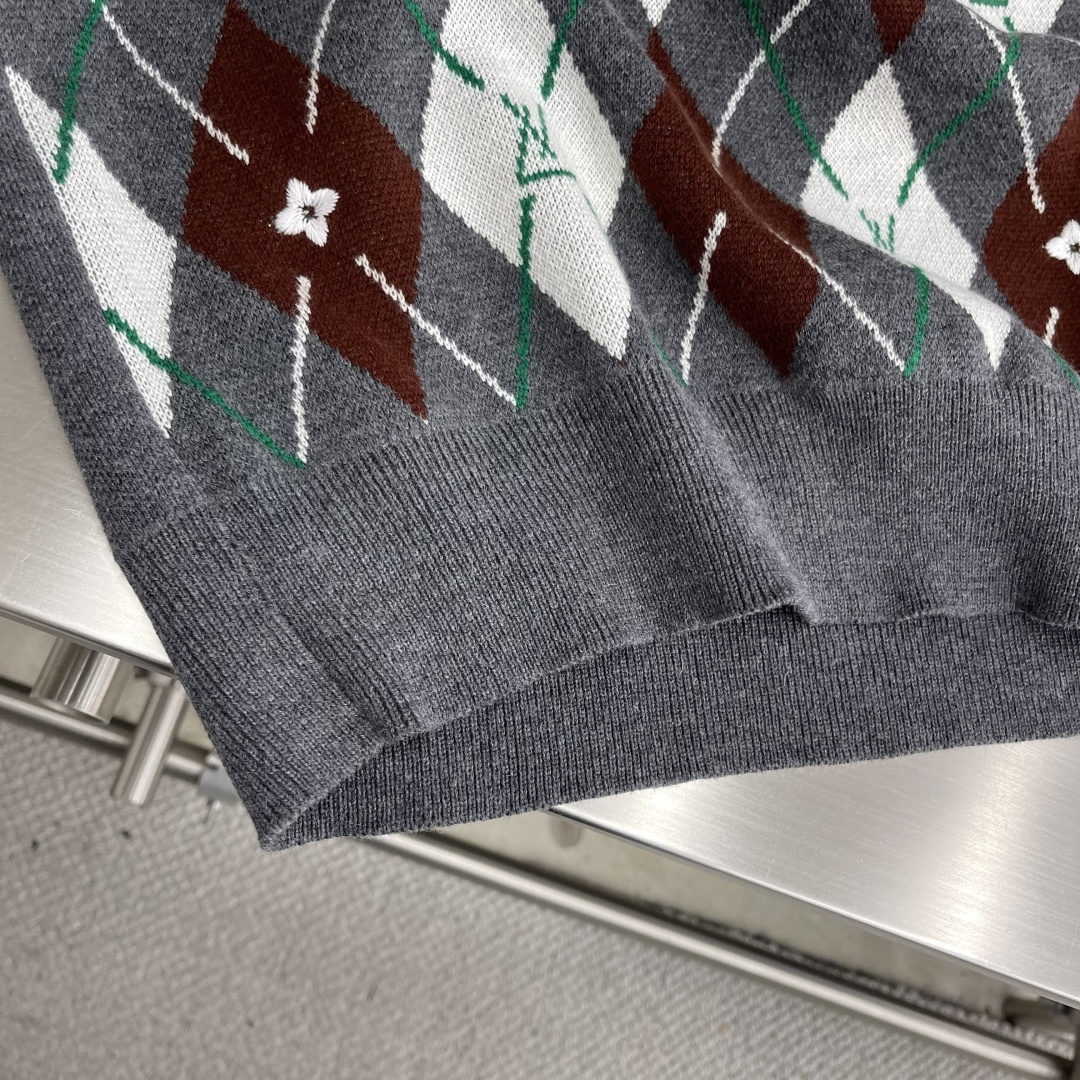 

-驴牌      25ss新款长袖圆领衫出自 2025 秋冬秀场，以细腻羊毛为雅致造型注入学院气息。