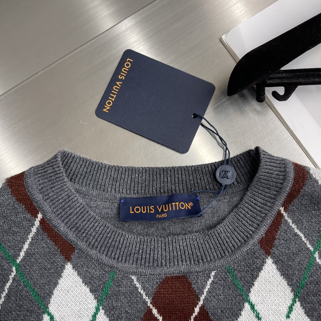 

-驴牌      25ss新款长袖圆领衫出自 2025 秋冬秀场，以细腻羊毛为雅致造型注入学院气息。