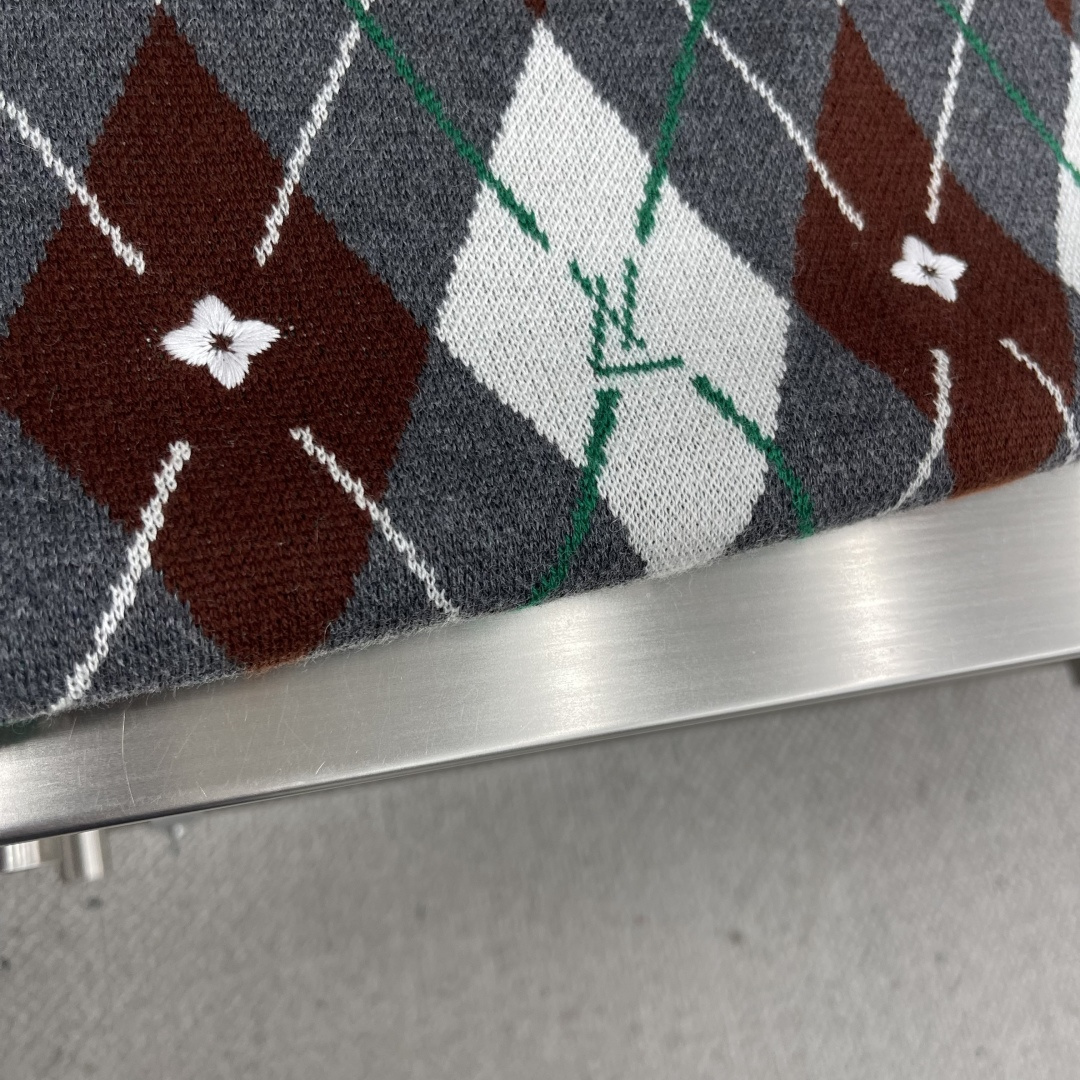 

-驴牌      25ss新款长袖圆领衫出自 2025 秋冬秀场，以细腻羊毛为雅致造型注入学院气息。