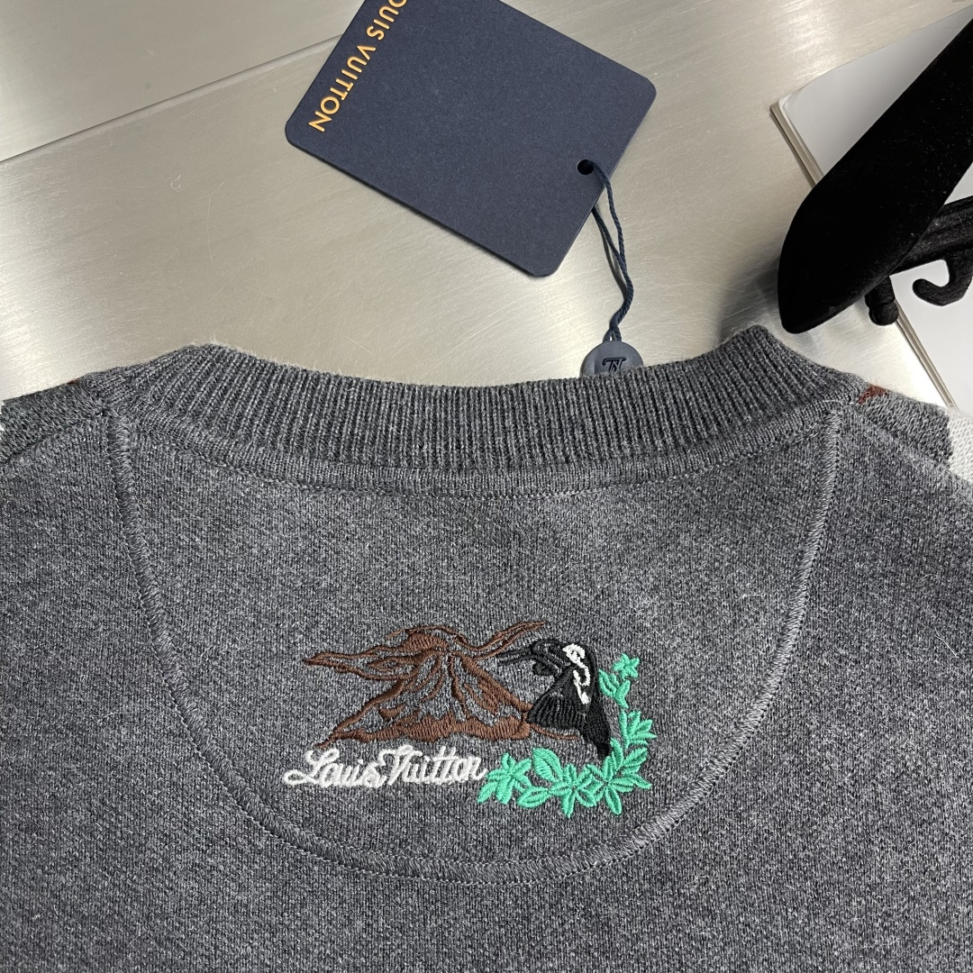 

-驴牌      25ss新款长袖圆领衫出自 2025 秋冬秀场，以细腻羊毛为雅致造型注入学院气息。