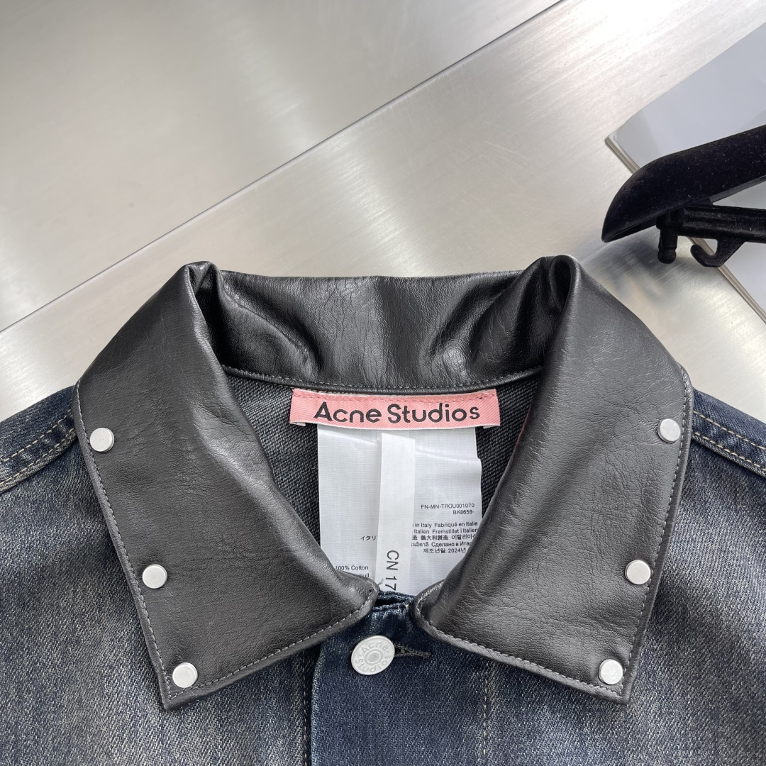 -Acne Studios 刺绣牛仔夹克 定制隐韵密织棉质牛仔料 质感卓越 舒适贴肤 以渐变炒色蓝作基调 自然且富有 -Acne Studios 刺绣牛仔夹克 定制隐韵密织棉质牛仔料 质感卓越 舒适贴肤 以渐变炒色蓝作基调 自然且富有