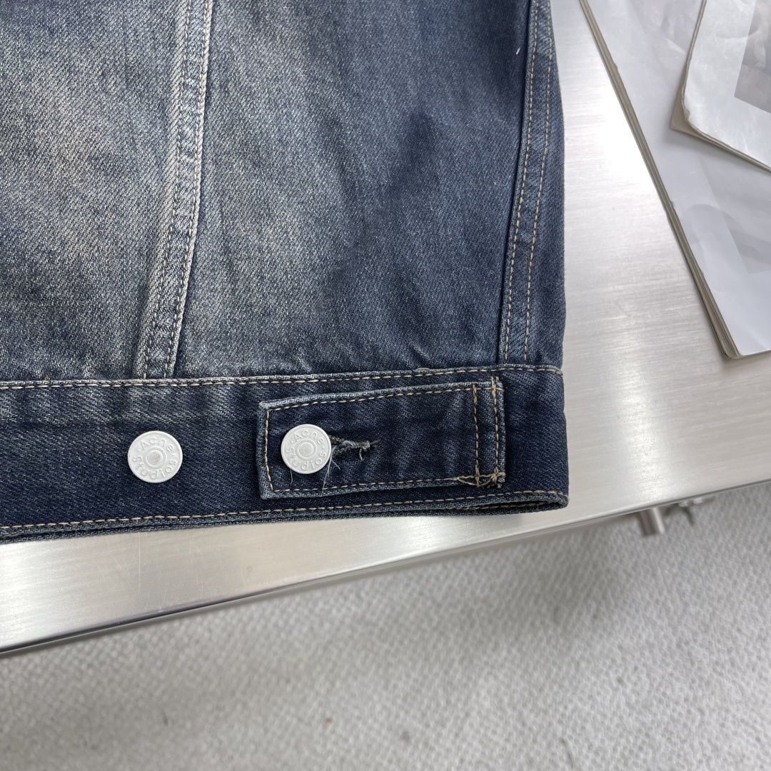 -Acne Studios 刺绣牛仔夹克 定制隐韵密织棉质牛仔料 质感卓越 舒适贴肤 以渐变炒色蓝作基调 自然且富有 -Acne Studios 刺绣牛仔夹克 定制隐韵密织棉质牛仔料 质感卓越 舒适贴肤 以渐变炒色蓝作基调 自然且富有