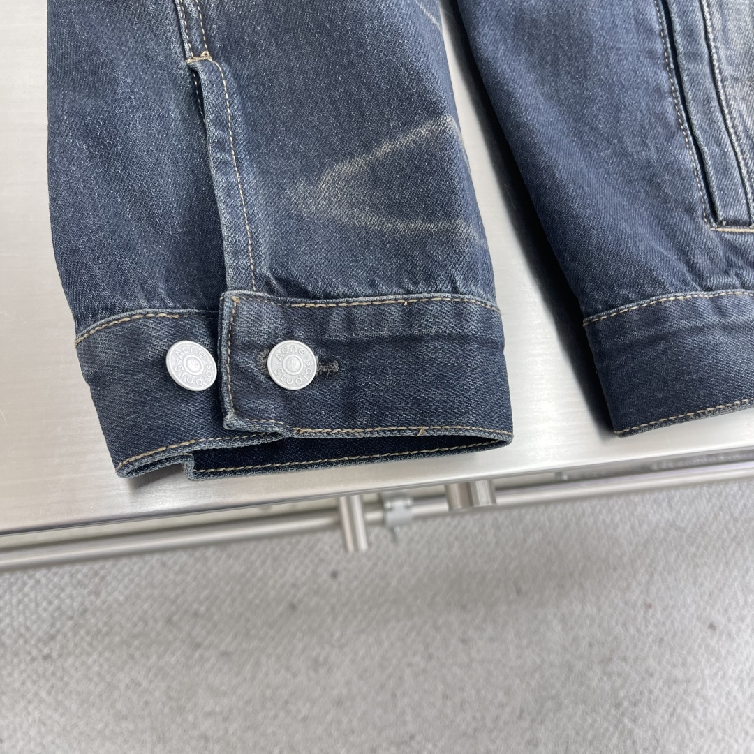 -Acne Studios 刺绣牛仔夹克 定制隐韵密织棉质牛仔料 质感卓越 舒适贴肤 以渐变炒色蓝作基调 自然且富有 -Acne Studios 刺绣牛仔夹克 定制隐韵密织棉质牛仔料 质感卓越 舒适贴肤 以渐变炒色蓝作基调 自然且富有