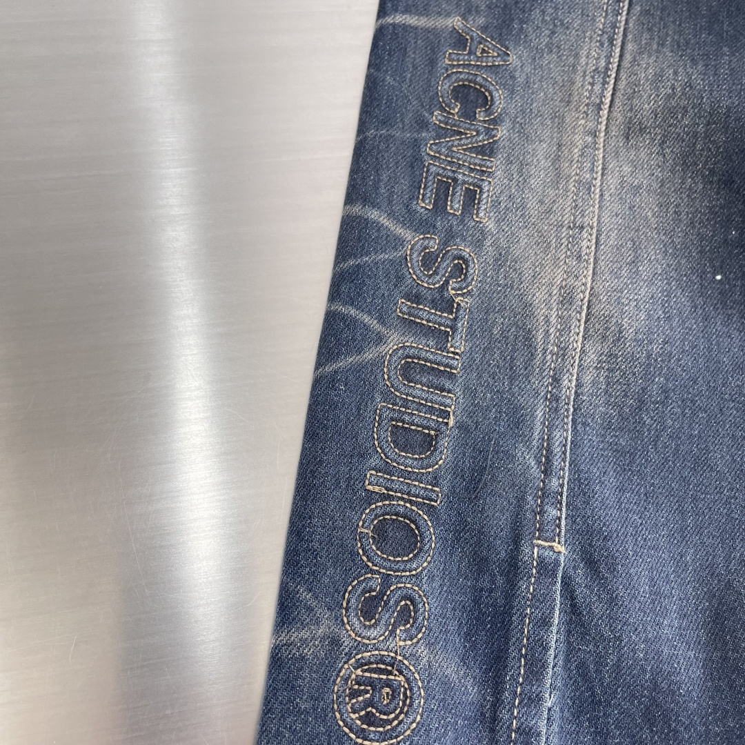 -Acne Studios 刺绣牛仔夹克 定制隐韵密织棉质牛仔料 质感卓越 舒适贴肤 以渐变炒色蓝作基调 自然且富有 -Acne Studios 刺绣牛仔夹克 定制隐韵密织棉质牛仔料 质感卓越 舒适贴肤 以渐变炒色蓝作基调 自然且富有