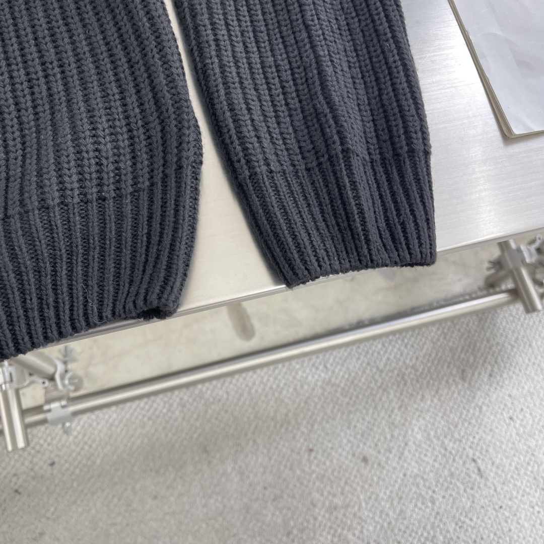 -Celin 凯旋门毛衣外套定织臻柔混羊毛精纺料 质感卓越 舒适贴肤 以一抹深邃黑幕为底 深達与高贵的极