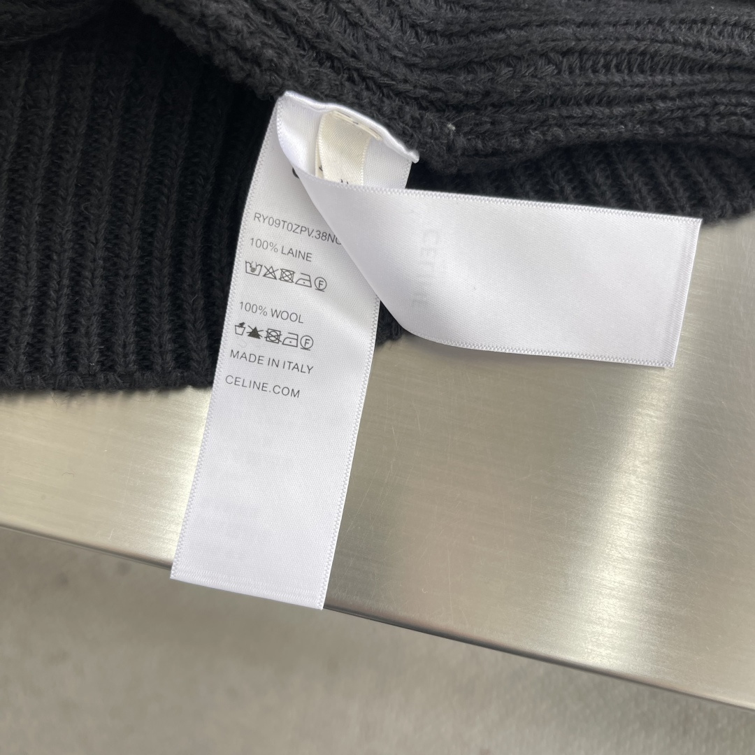 -Celin 凯旋门毛衣外套定织臻柔混羊毛精纺料 质感卓越 舒适贴肤 以一抹深邃黑幕为底 深達与高贵的极