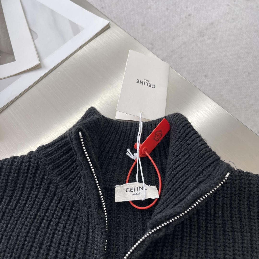 -Celin 凯旋门毛衣外套定织臻柔混羊毛精纺料 质感卓越 舒适贴肤 以一抹深邃黑幕为底 深達与高贵的极