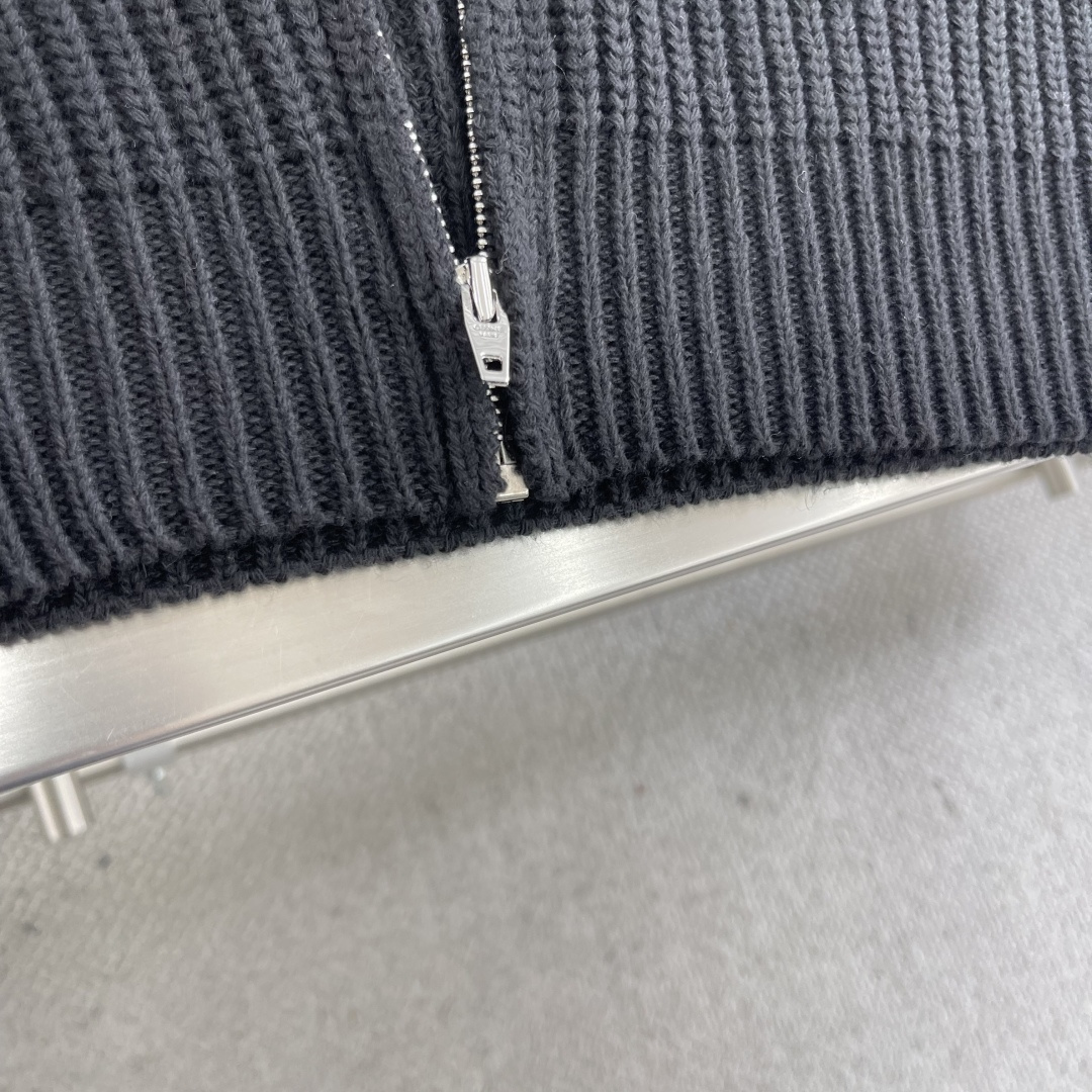 -Celin 凯旋门毛衣外套定织臻柔混羊毛精纺料 质感卓越 舒适贴肤 以一抹深邃黑幕为底 深達与高贵的极