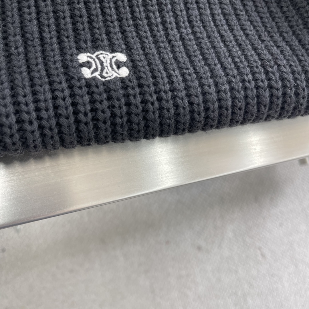 -Celin 凯旋门毛衣外套定织臻柔混羊毛精纺料 质感卓越 舒适贴肤 以一抹深邃黑幕为底 深達与高贵的极