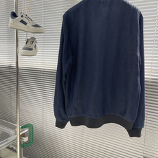 -Kiton 牛仔夹克——经典棒球服款式这款Kiton夹克采用优质100%纯棉面料,质地厚实且柔软 -Kiton 牛仔夹克——经典棒球服款式这款Kiton夹克采用优质100%纯棉面料,质地厚实且柔软