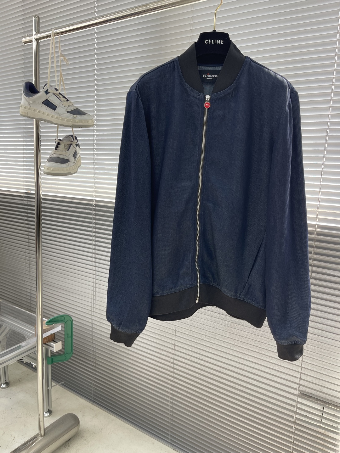 -Kiton    牛仔夹克——经典棒球服款式这款Kiton夹克采用优质100%纯棉面料，质地厚实且柔软
