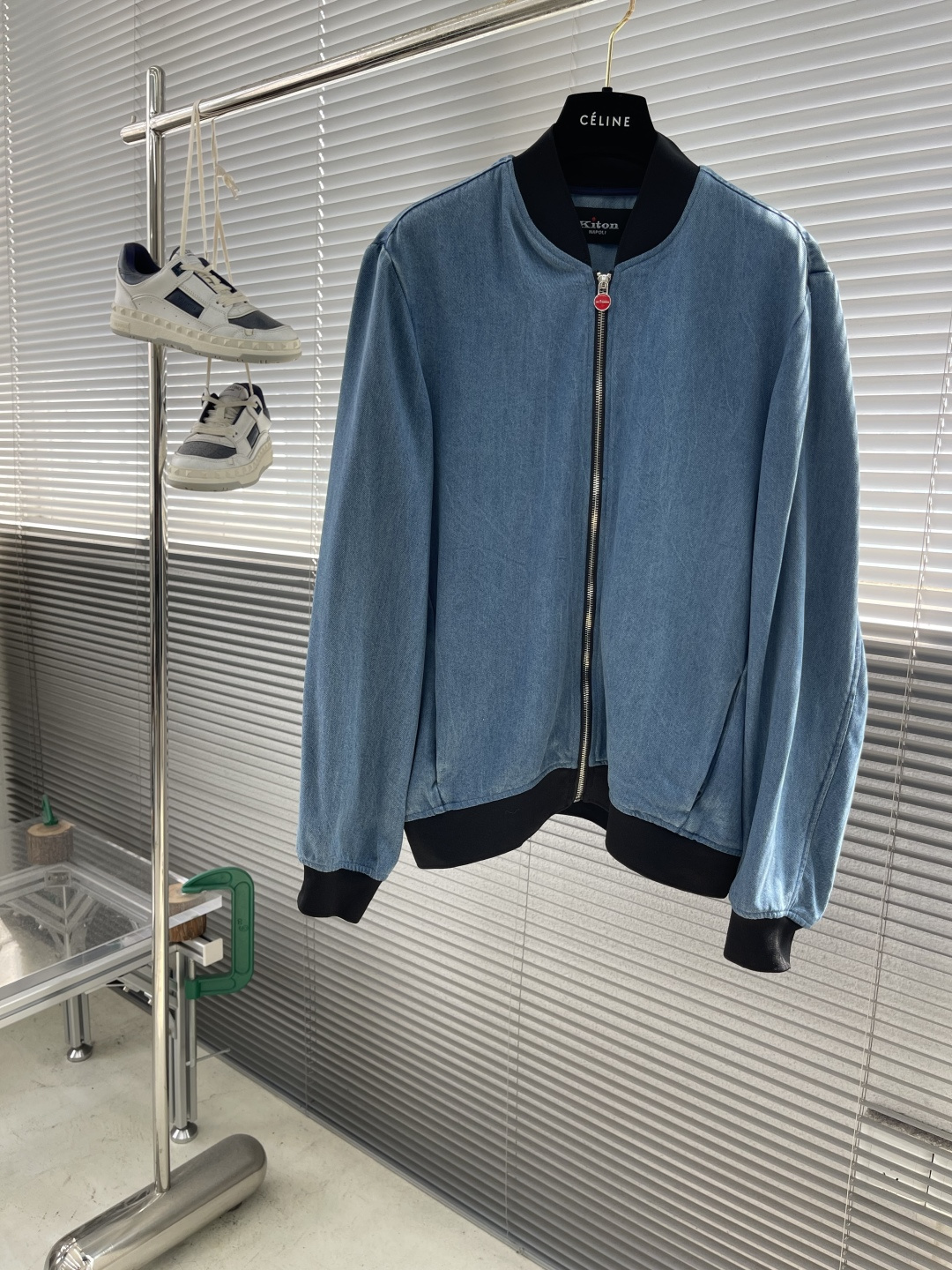 -Kiton    牛仔夹克——经典棒球服款式这款Kiton夹克采用优质100%纯棉面料，质地厚实且柔软