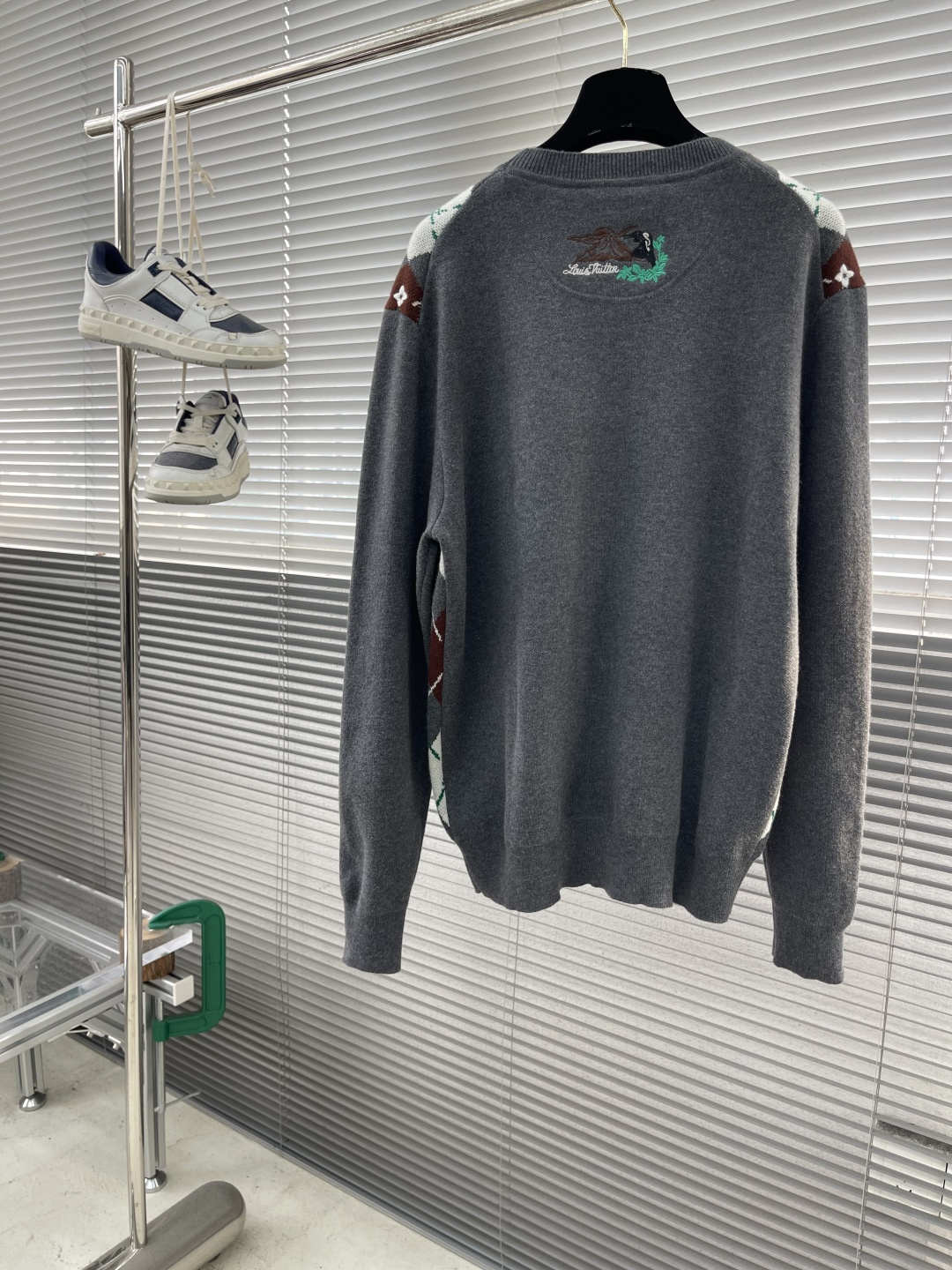 

-驴牌      25ss新款长袖圆领衫出自 2025 秋冬秀场，以细腻羊毛为雅致造型注入学院气息。