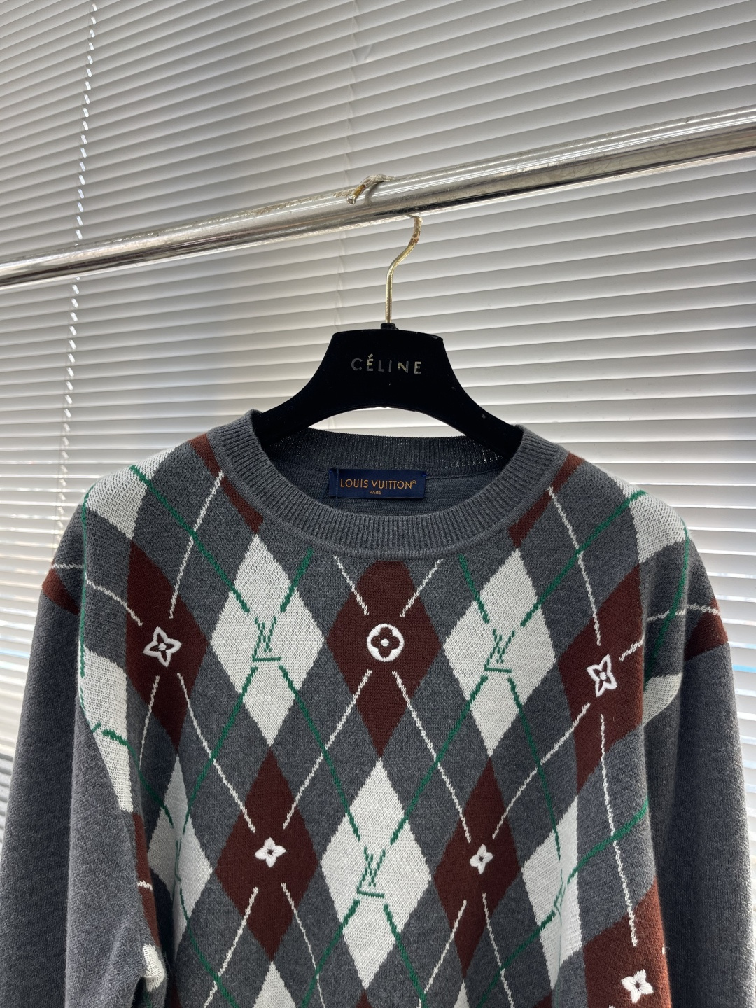 

-驴牌      25ss新款长袖圆领衫出自 2025 秋冬秀场，以细腻羊毛为雅致造型注入学院气息。