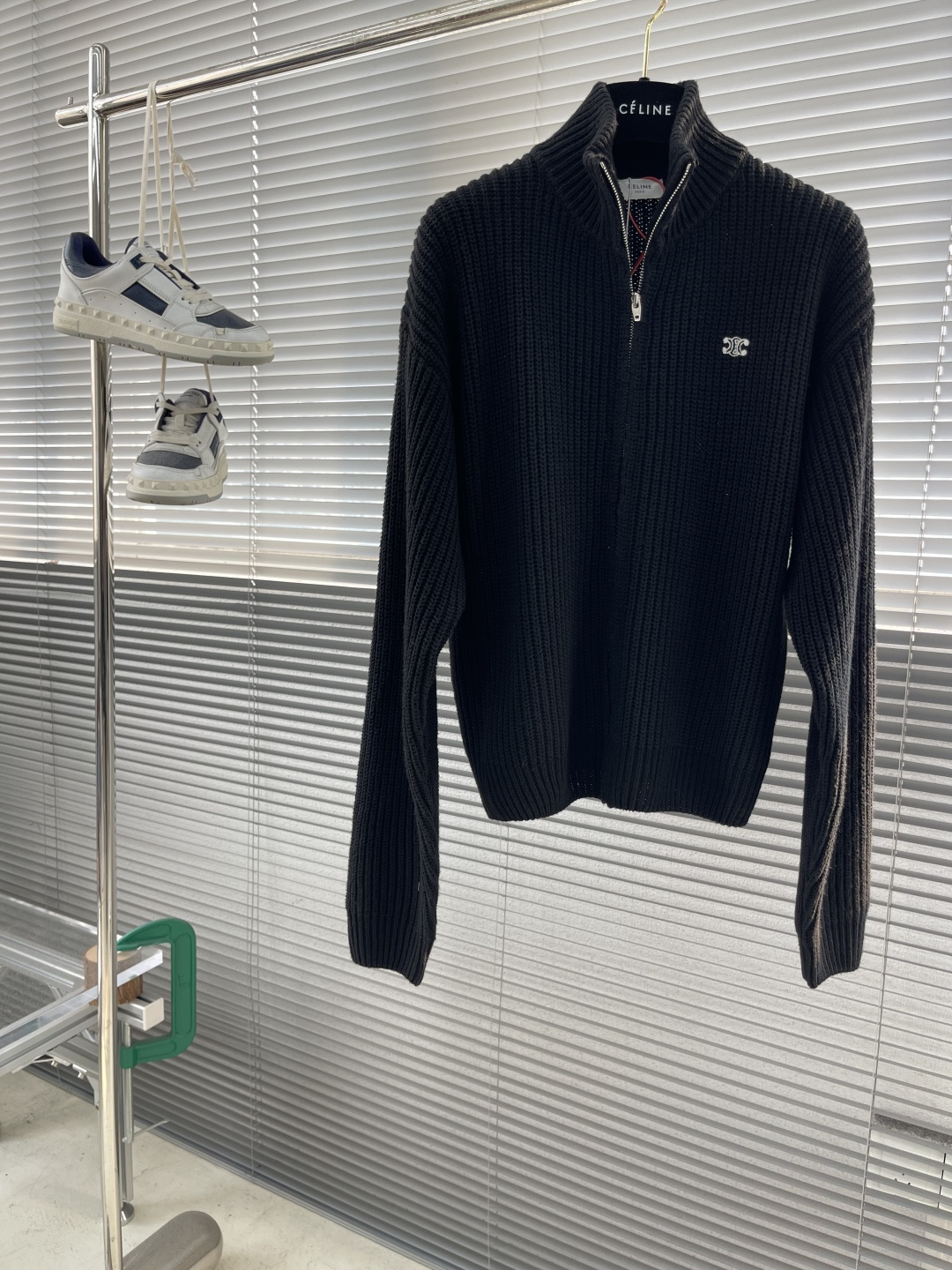 -Celin 凯旋门毛衣外套定织臻柔混羊毛精纺料 质感卓越 舒适贴肤 以一抹深邃黑幕为底 深達与高贵的极