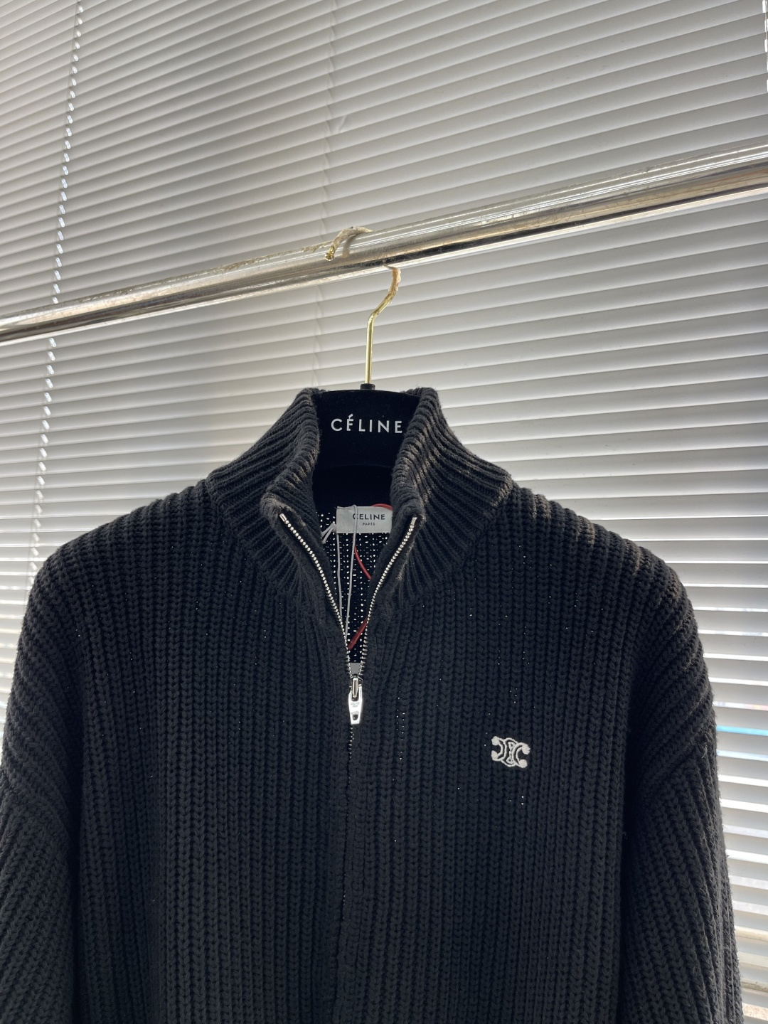 -Celin 凯旋门毛衣外套定织臻柔混羊毛精纺料 质感卓越 舒适贴肤 以一抹深邃黑幕为底 深達与高贵的极