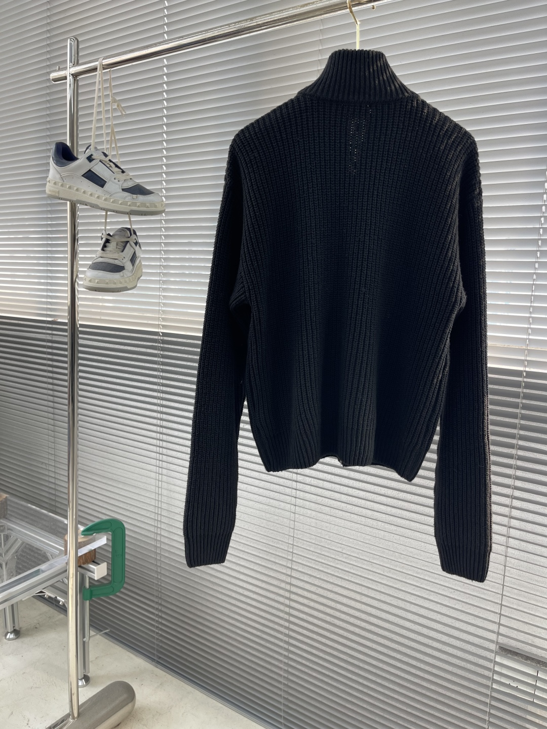 -Celin 凯旋门毛衣外套定织臻柔混羊毛精纺料 质感卓越 舒适贴肤 以一抹深邃黑幕为底 深達与高贵的极