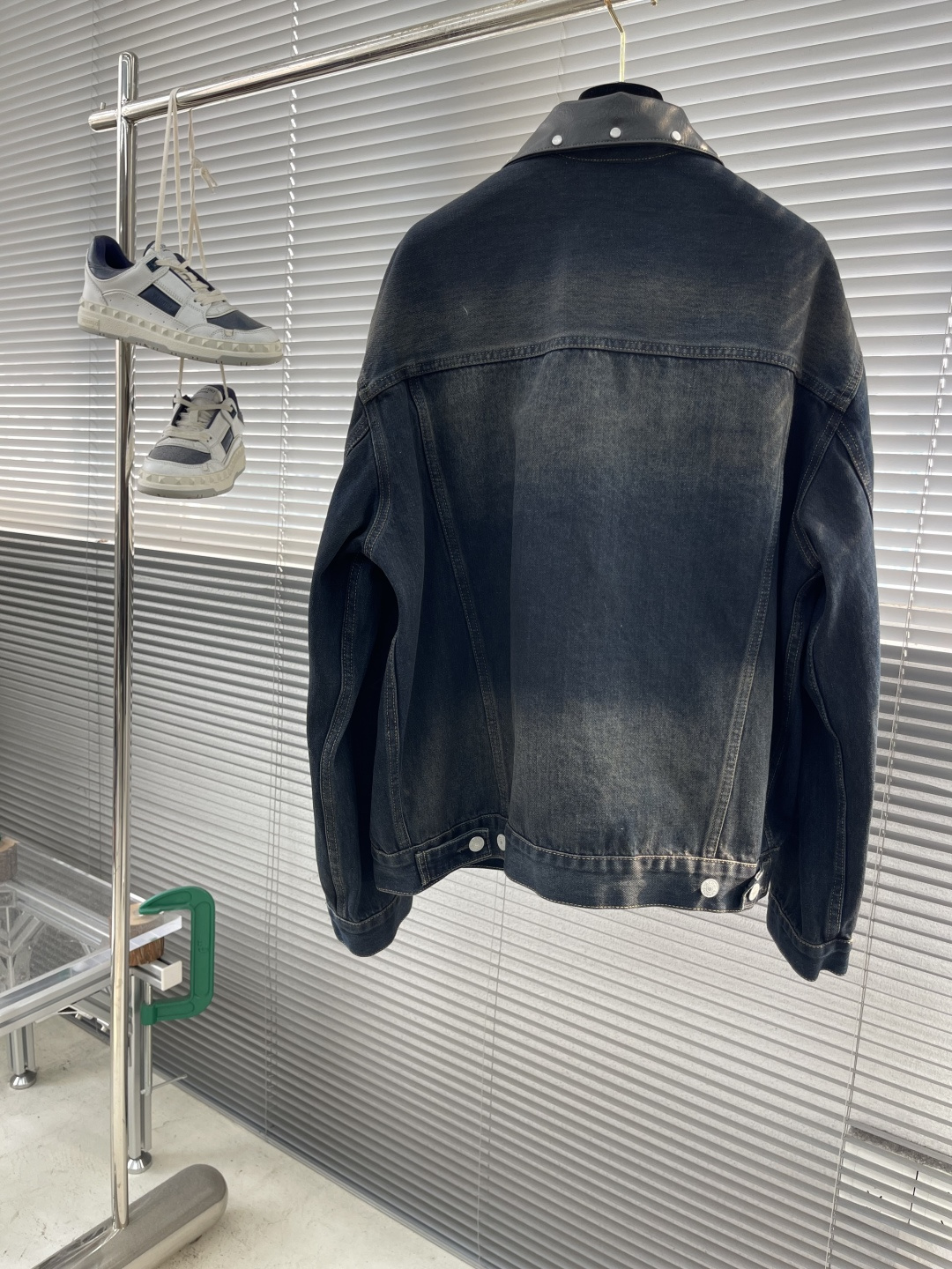 -Acne Studios 刺绣牛仔夹克 定制隐韵密织棉质牛仔料 质感卓越 舒适贴肤 以渐变炒色蓝作基调 自然且富有 -Acne Studios 刺绣牛仔夹克 定制隐韵密织棉质牛仔料 质感卓越 舒适贴肤 以渐变炒色蓝作基调 自然且富有