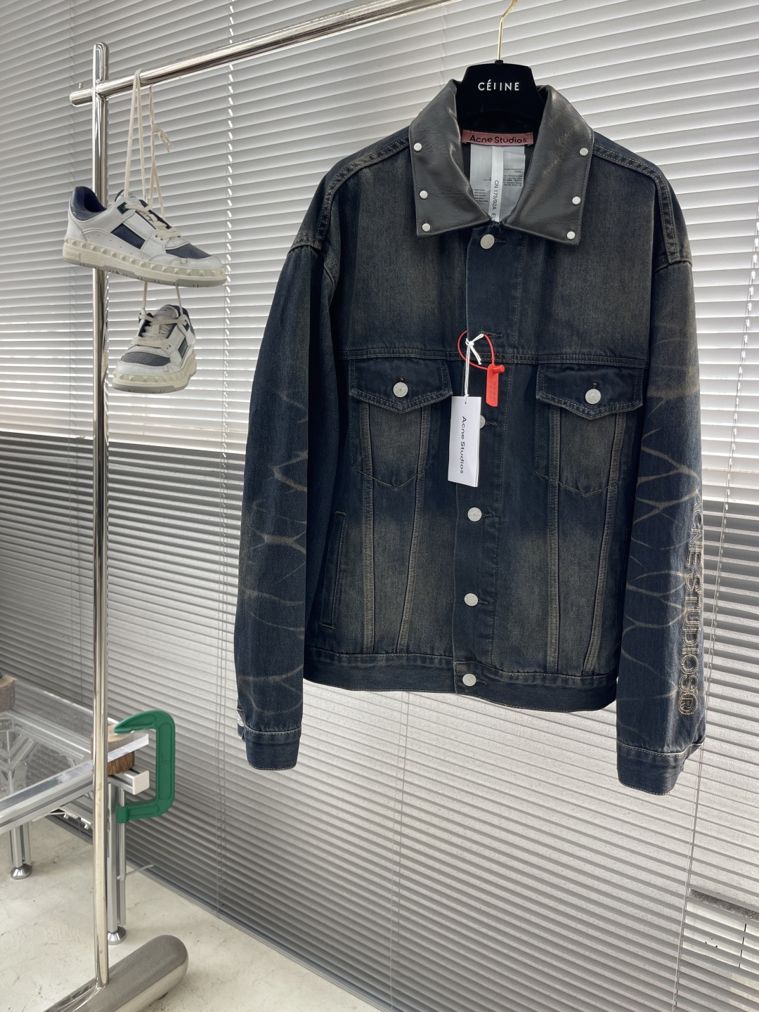 -Acne Studios   刺绣牛仔夹克 定制隐韵密织棉质牛仔料 质感卓越 舒适贴肤 以渐变炒色蓝作基调 自然且富有