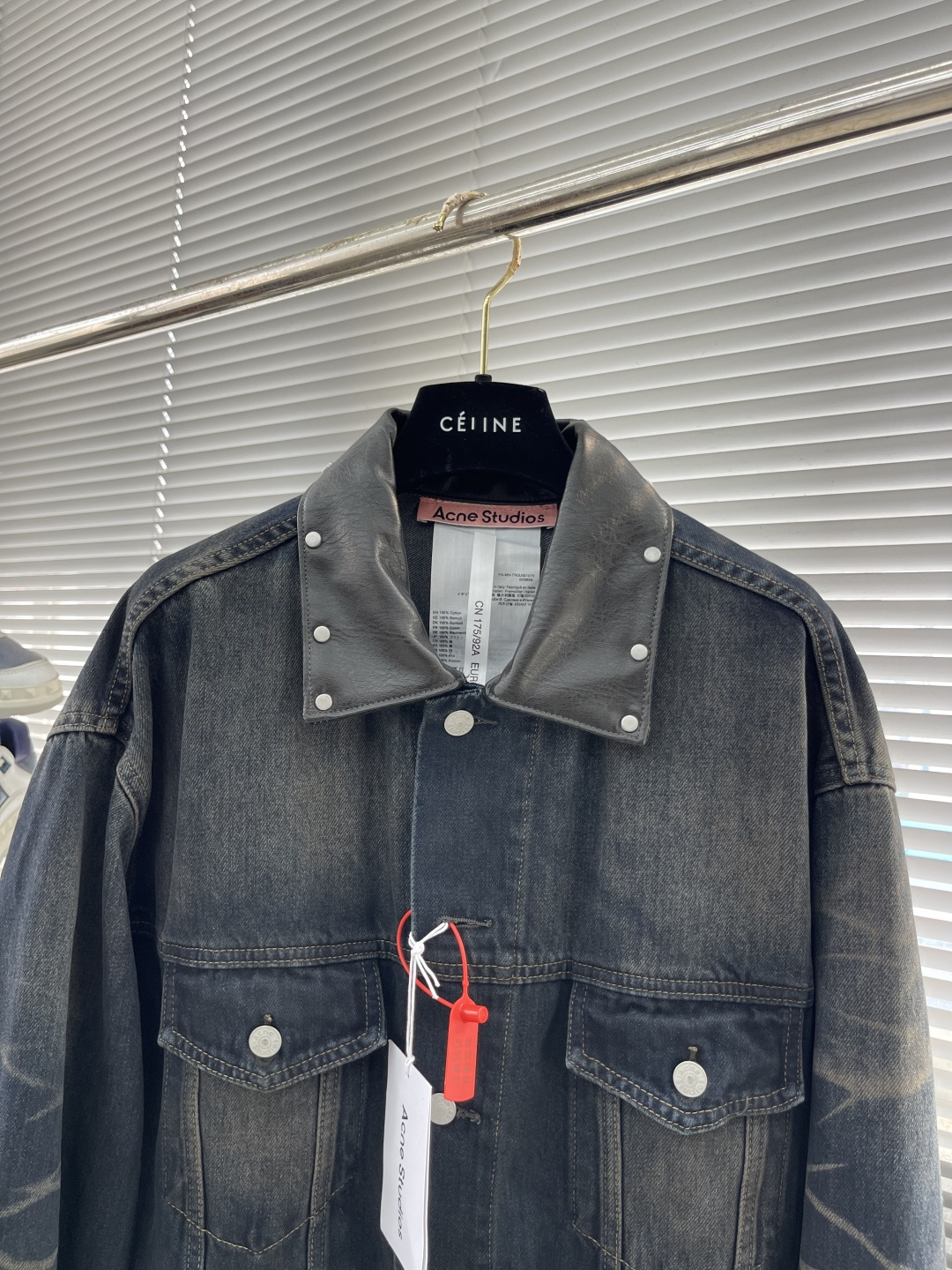 -Acne Studios 刺绣牛仔夹克 定制隐韵密织棉质牛仔料 质感卓越 舒适贴肤 以渐变炒色蓝作基调 自然且富有 -Acne Studios 刺绣牛仔夹克 定制隐韵密织棉质牛仔料 质感卓越 舒适贴肤 以渐变炒色蓝作基调 自然且富有