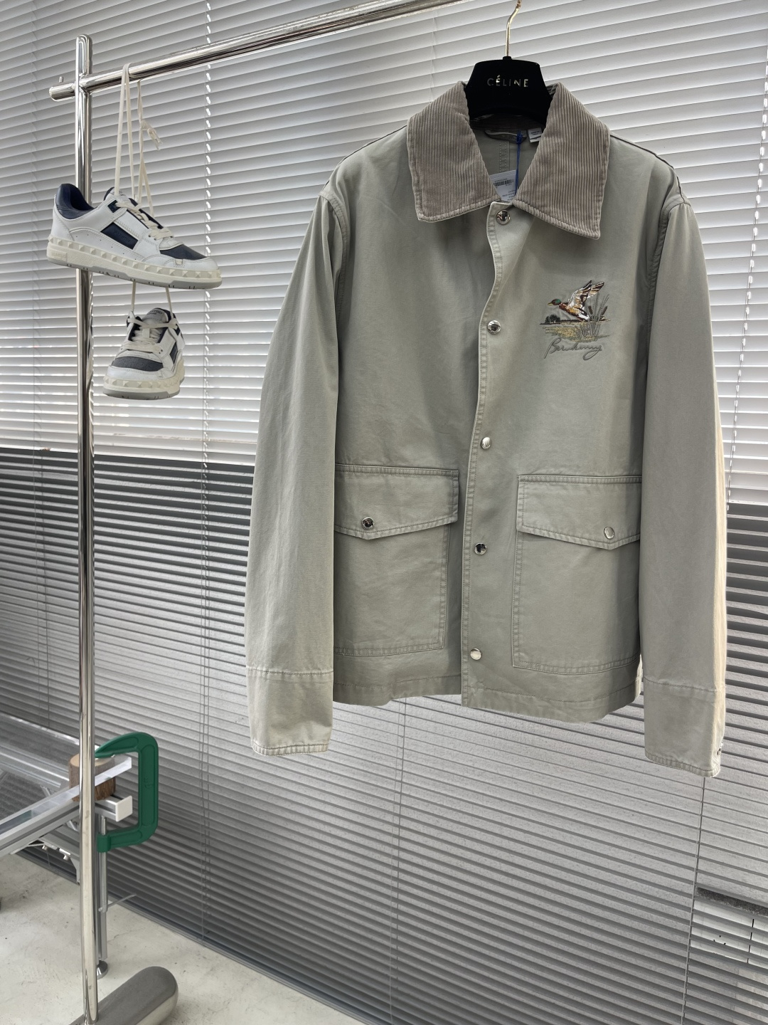 NO:743541,The highest version on the market, the girl inspects the goods, trims the three marks on the threads, and delivers the goods. You can send pictures and videos. If you want quality and service, add me on WeChat. We will not accept urgent orders. -BBR Bird Pattern Gabardine Jacket This fabric is made of worsted cotton gabardine fabric, embellished with cursive-style micro-label embroidery of the same color, incorporating the bird pattern, with a denim collar, and the metal hardware is developed from the original 1:1. The style is very unique and novel, and the upper body effect is great. Highly recommended!  Can be paired with shorts and trousers of the same style, all in stock. Size S M L19860909市面最高版本小妹验货、修剪线头上三标、发货可发图及拍视频,要品质要服务的加我微信,不接急单. -BBR 飞鸟图案嘎巴甸夹克 这款面料选用精纺棉质嘎巴甸面料打造,点缀同色系草书风格微标刺绣,融入飞鸟图案,搭配牛仔布衣领,金属五金原版1:1开发而成,款时非常独特新颖,上身效果超赞,强烈推荐！可搭配同款短裤和长裤,都有现货. 码数S M L XL 衣长68707274 胸围112116120 124 肩宽4546.5 48 49.5,博柏利-服装,shorts,jackets & coats,,Women's clothing