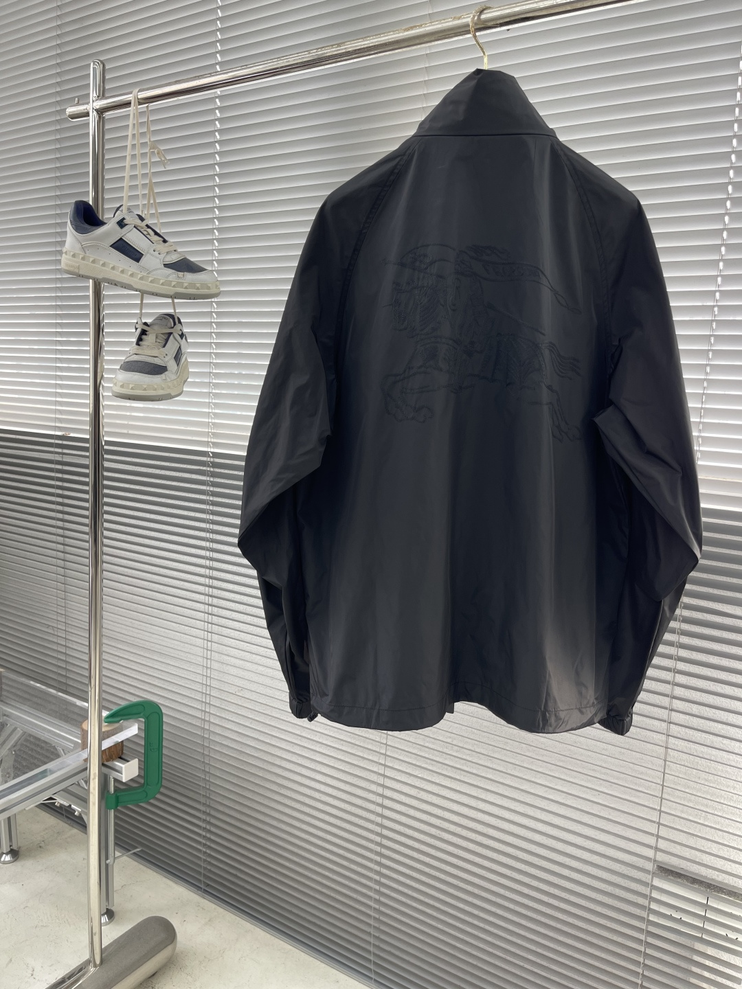 

-BBR       25Fw新款战马刺绣连帽外套 
马术骑士徽章外套 经典黑色连帽 背后刺绣
码数