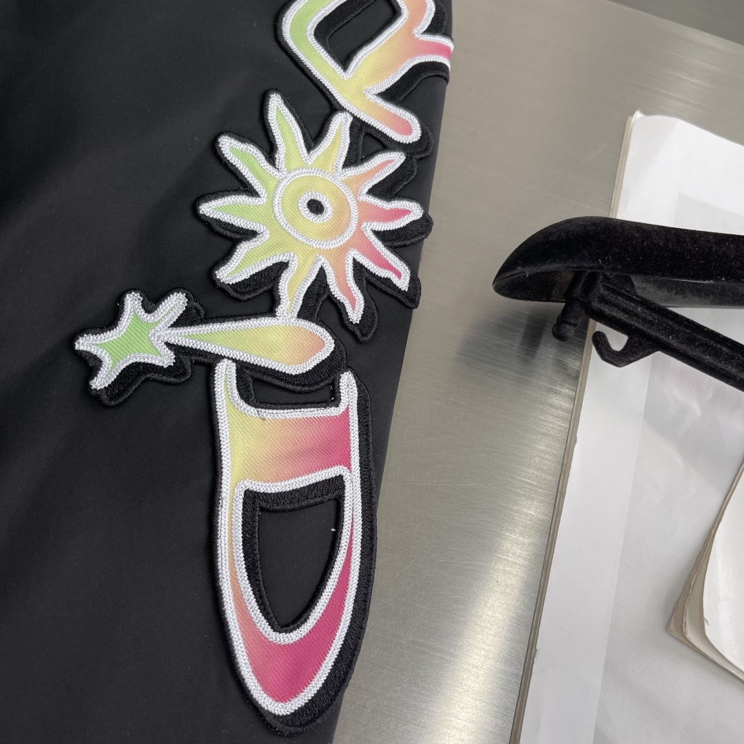 

-Dio      25ss新款DIO AND LEWIS HAMILTON 短夹克 
采用黑色科技