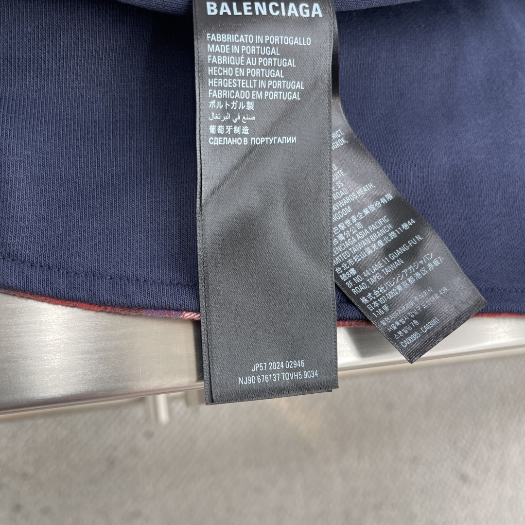 

-Balenciag 格纹双层衬衫外套
定制11尊享棉韵格纹料 定制高级绒洗水兰卫衣料 纹理清晰 质