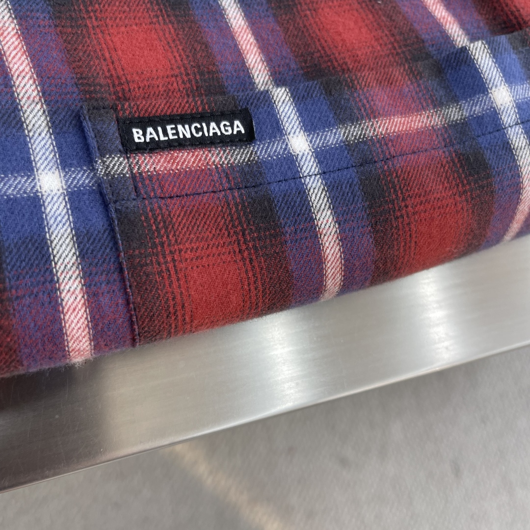 

-Balenciag 格纹双层衬衫外套
定制11尊享棉韵格纹料 定制高级绒洗水兰卫衣料 纹理清晰 质