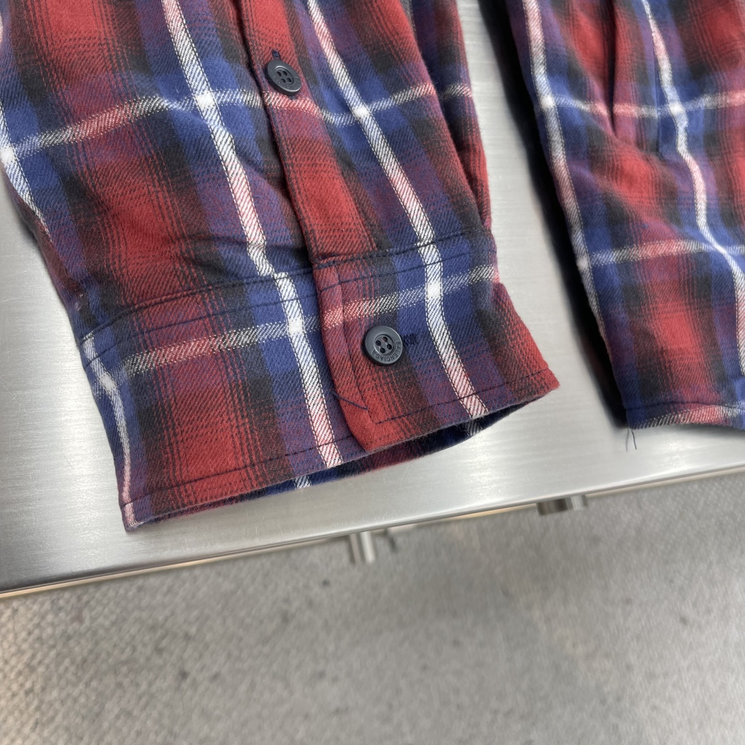 

-Balenciag 格纹双层衬衫外套
定制11尊享棉韵格纹料 定制高级绒洗水兰卫衣料 纹理清晰 质