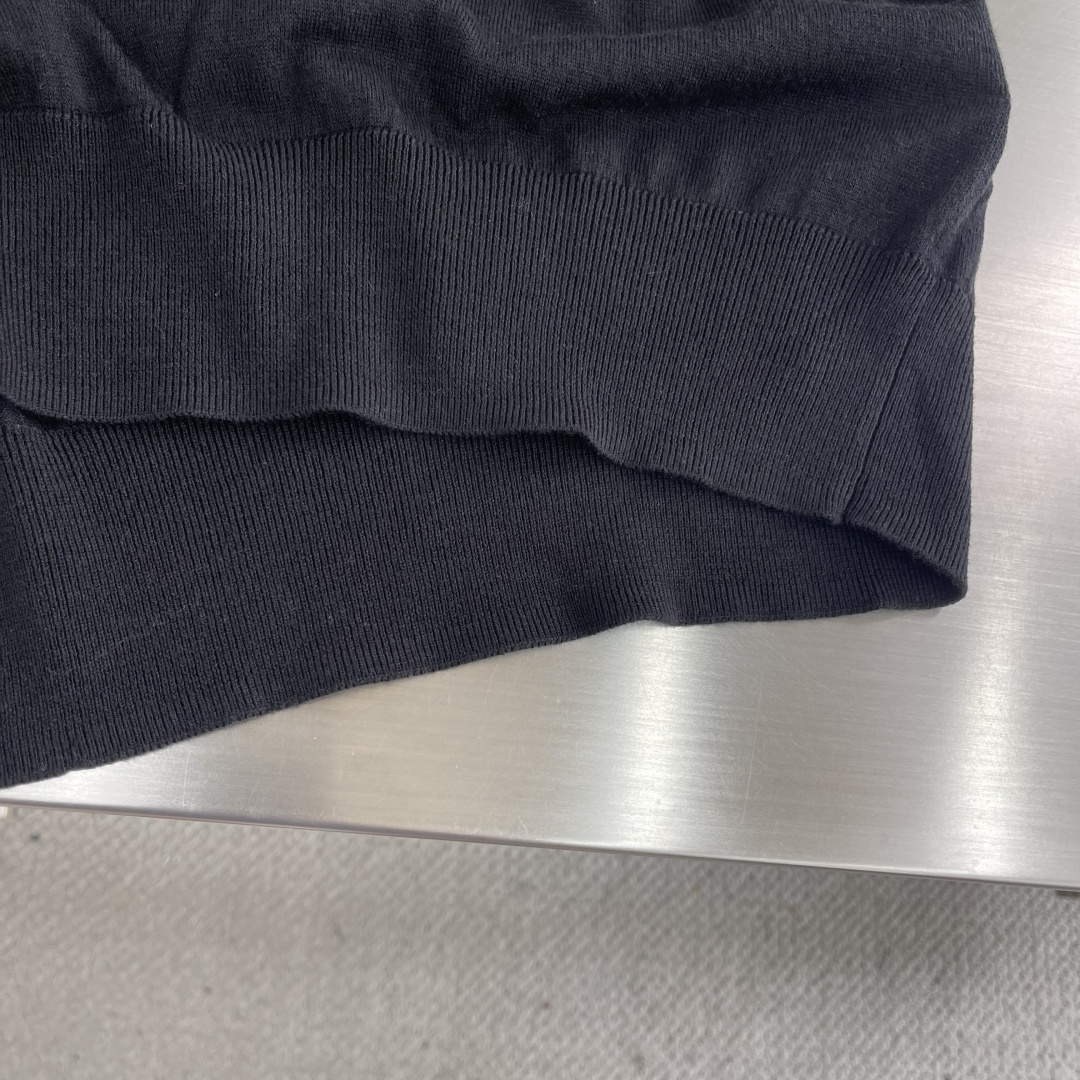 -Z ZEGN 25fw新款毛衣，这款毛衣采用50%羊毛，50%天丝毛线制作而成，翻领设计搭配有纽扣，后