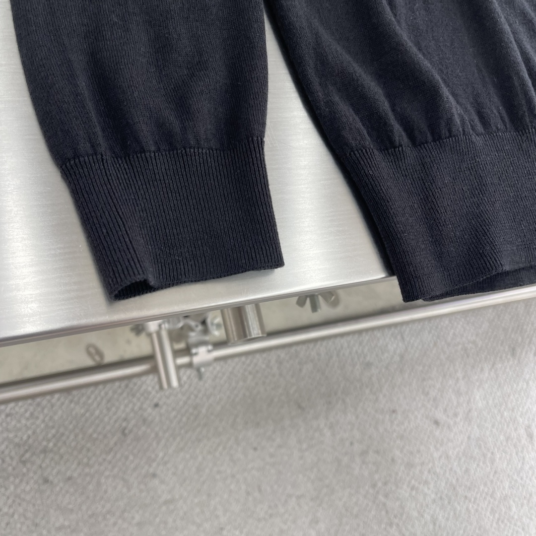 -Z ZEGN 25fw新款毛衣，这款毛衣采用50%羊毛，50%天丝毛线制作而成，翻领设计搭配有纽扣，后