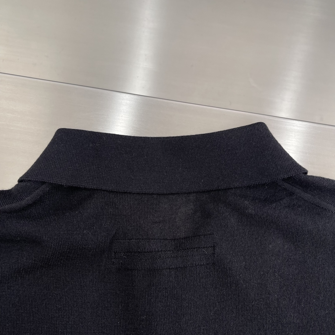 -Z ZEGN 25fw新款毛衣，这款毛衣采用50%羊毛，50%天丝毛线制作而成，翻领设计搭配有纽扣，后