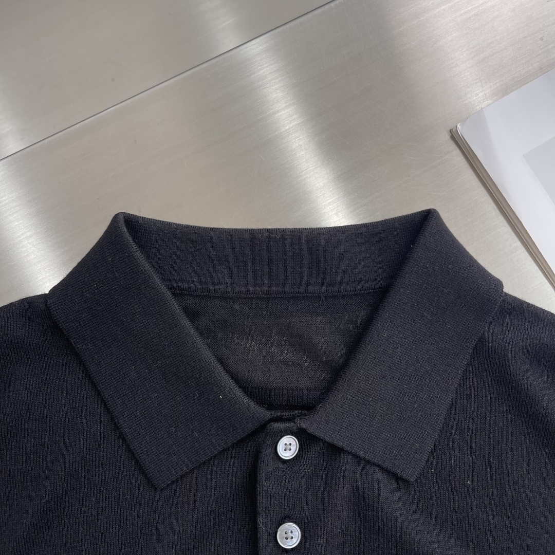 -Z ZEGN 25fw新款毛衣，这款毛衣采用50%羊毛，50%天丝毛线制作而成，翻领设计搭配有纽扣，后