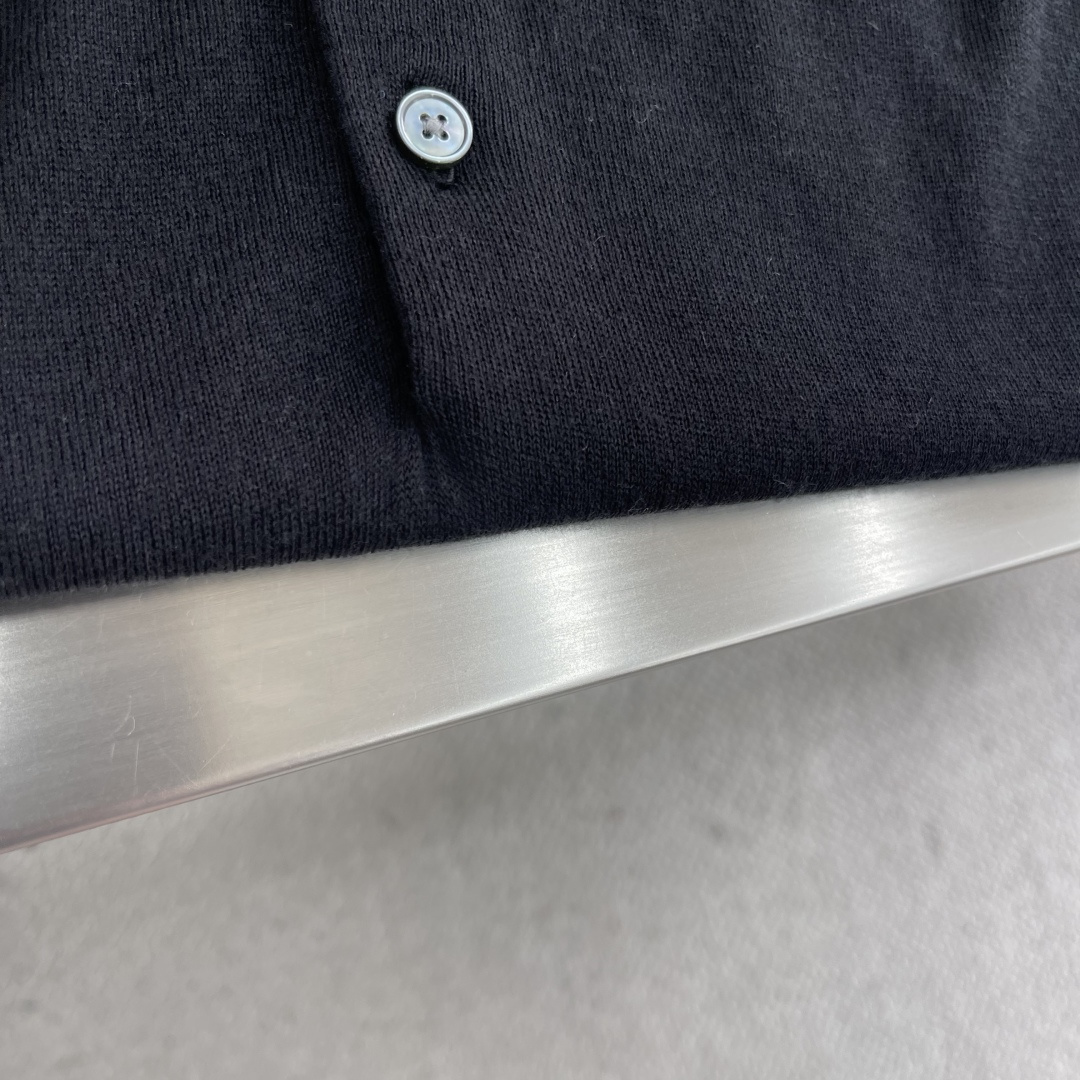 -Z ZEGN 25fw新款毛衣，这款毛衣采用50%羊毛，50%天丝毛线制作而成，翻领设计搭配有纽扣，后