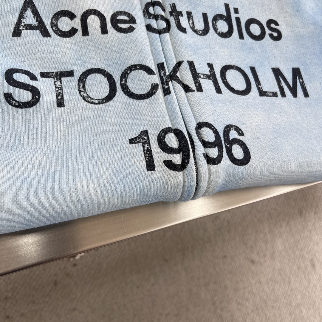 

-ACNE Studio   25SS印花做旧拉链卫衣
定织定染400克精梳棉：专机织造高克重毛圈结