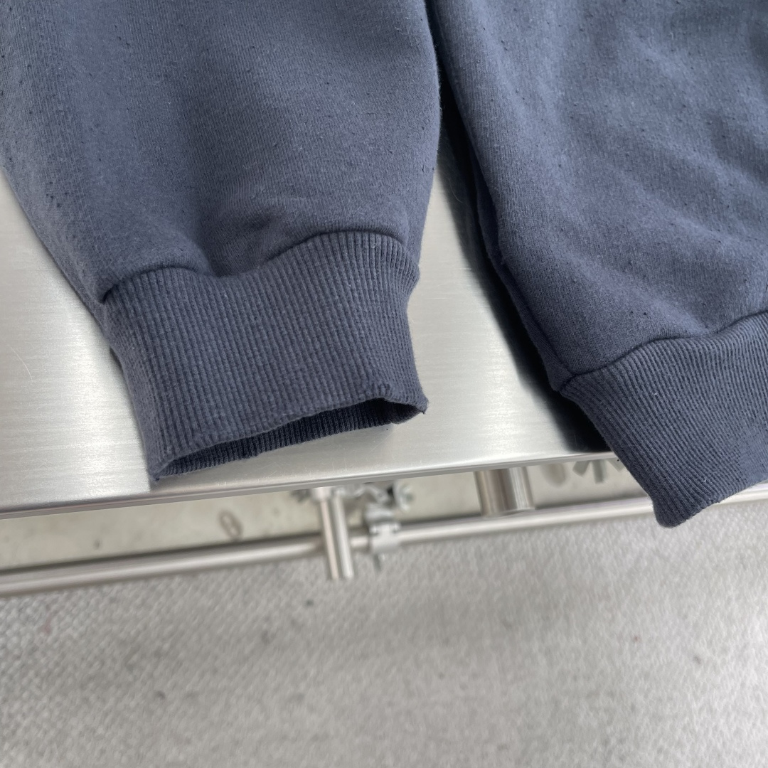 

-ACNE Studio   25SS印花做旧拉链卫衣
定织定染400克精梳棉：专机织造高克重毛圈结